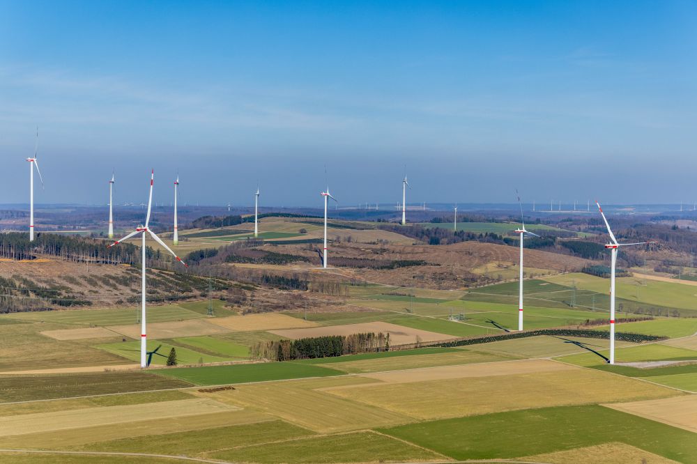 Brilon aus der Vogelperspektive: Windenergieanlagen (WEA) - Windräder - auf Feldern bei Brilon im Bundesland Nordrhein-Westfalen, Deutschland