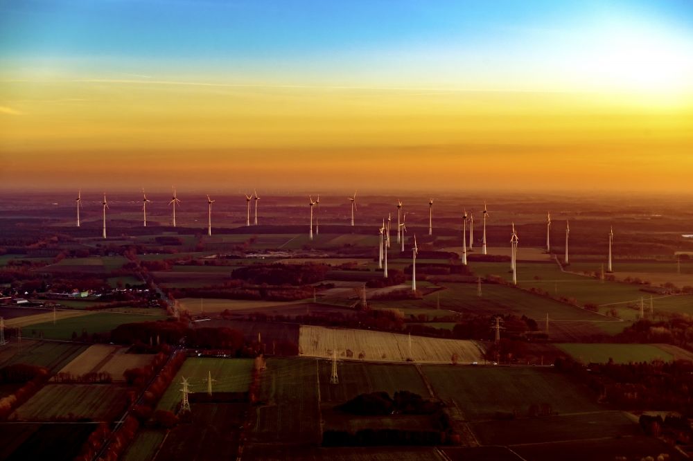 Bargstedt aus der Vogelperspektive: Windenergieanlagen (WEA)im Sonnenuntergang - Windrad- auf einem Feld in Stade Helmste im Bundesland Niedersachsen, Deutschland