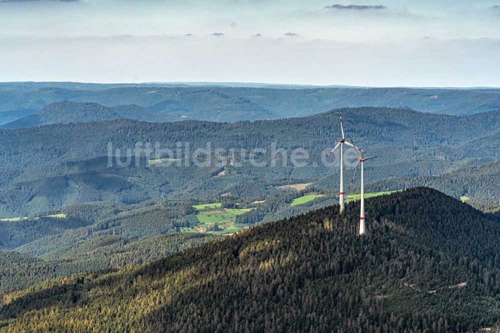 Fischerbach aus der Vogelperspektive: Windenergieanlagen - Windrad- in einem Waldstück Nillskopf in Fischerbach im Bundesland Baden-Württemberg, Deutschland