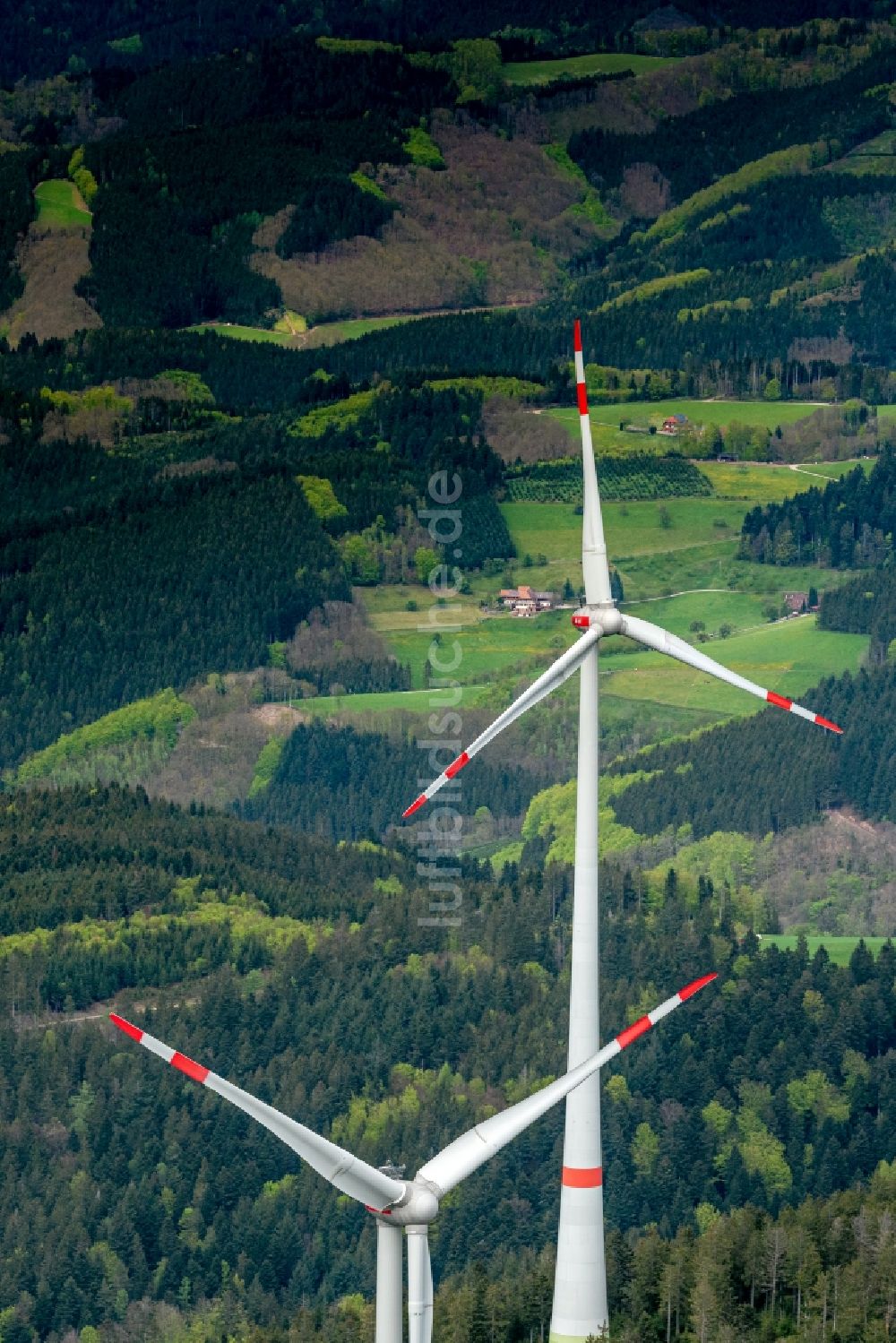 Luftbild Fischerbach - Windenergieanlagen - Windrad- in einem Waldstück Nillskopf in Fischerbach im Bundesland Baden-Württemberg, Deutschland