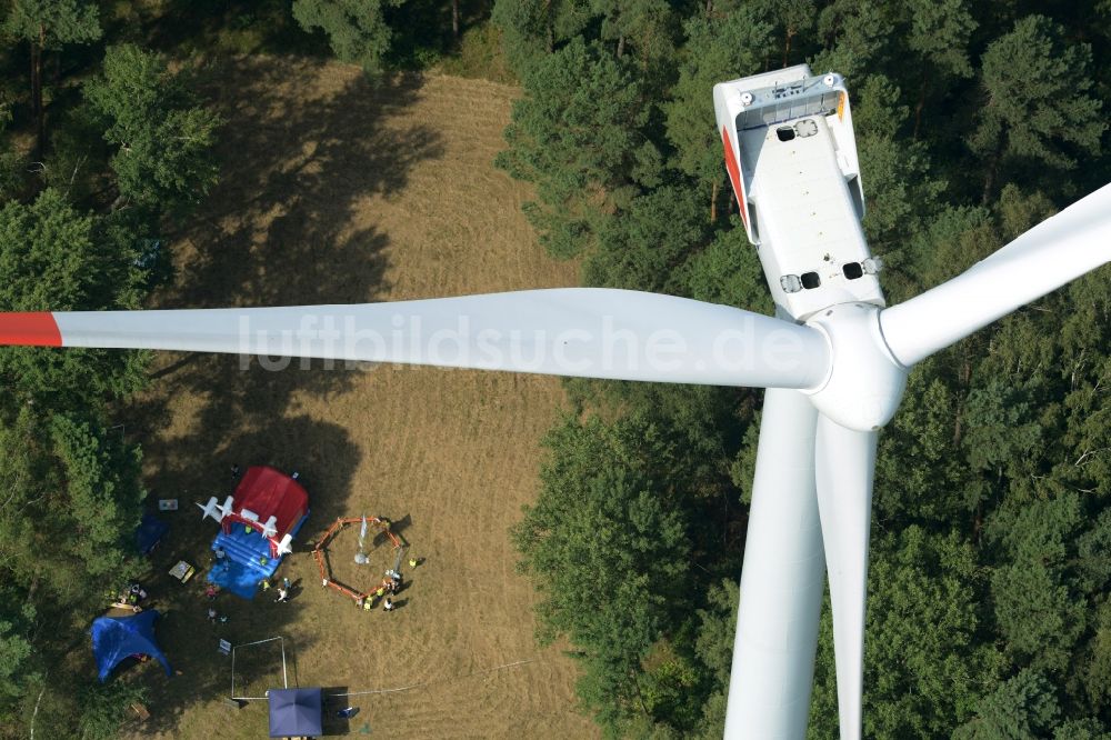Sallgast aus der Vogelperspektive: Windkraftanlage über dem Eröffnungsfest des Wald- Windparks Göllnitz-Lieskau-Rehain in Sallgast im Bundesland Brandenburg