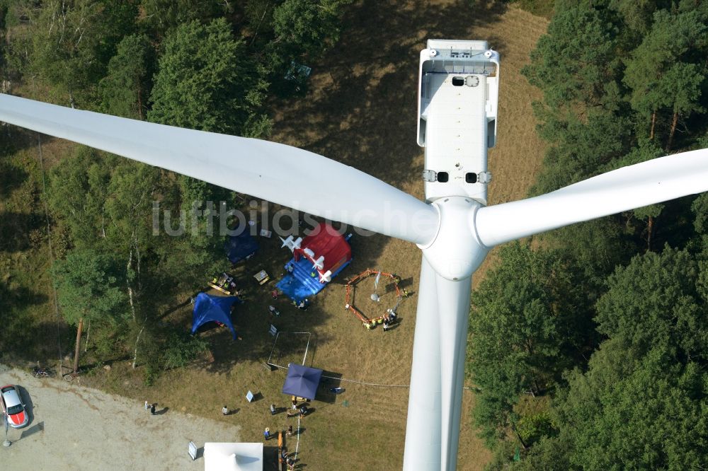 Luftbild Sallgast - Windkraftanlage über dem Eröffnungsfest des Wald- Windparks Göllnitz-Lieskau-Rehain in Sallgast im Bundesland Brandenburg