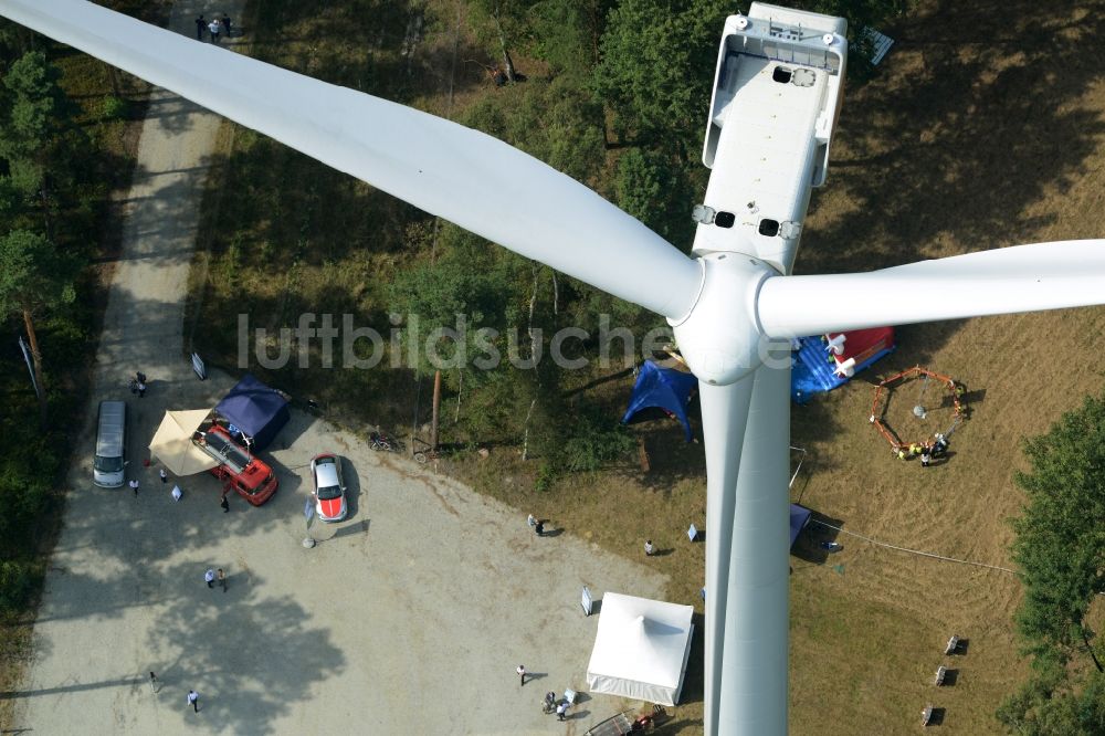Luftaufnahme Sallgast - Windkraftanlage über dem Eröffnungsfest des Wald- Windparks Göllnitz-Lieskau-Rehain in Sallgast im Bundesland Brandenburg