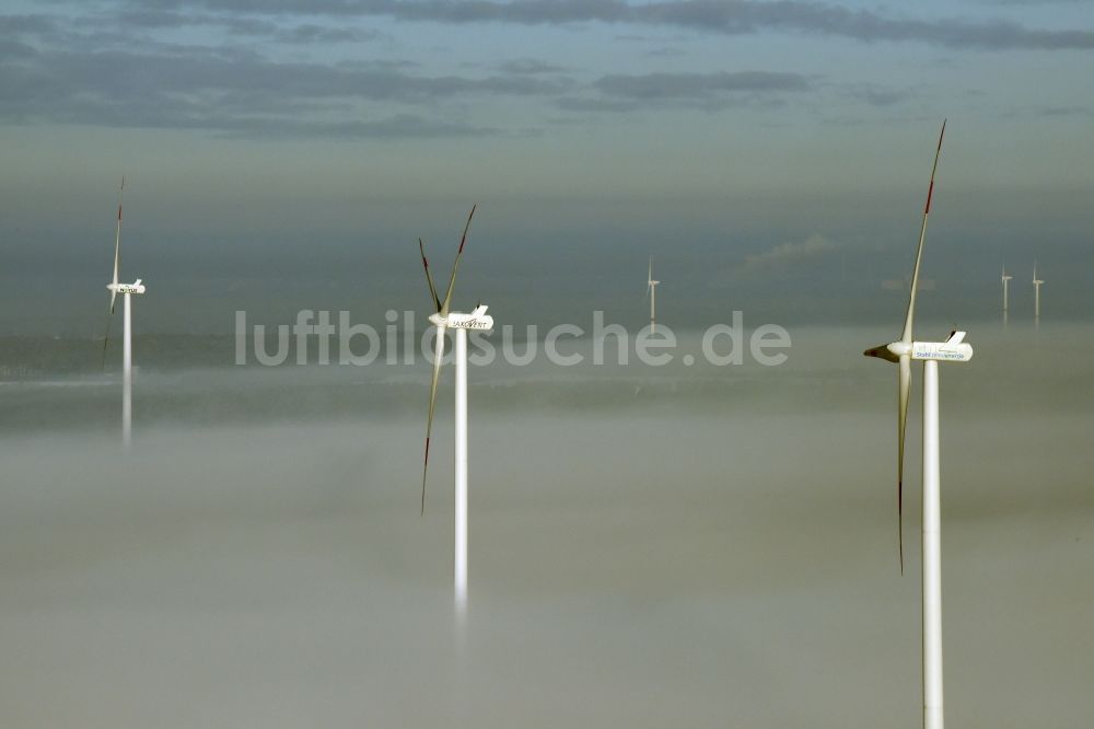Werneuchen von oben - Windkraftanlagen - Windrad- der Firmen Saxovent und Stahl Energy auf einem nebelbedeckten und schneebedeckten winterlichen Feld in Werneuchen im Bundesland Brandenburg