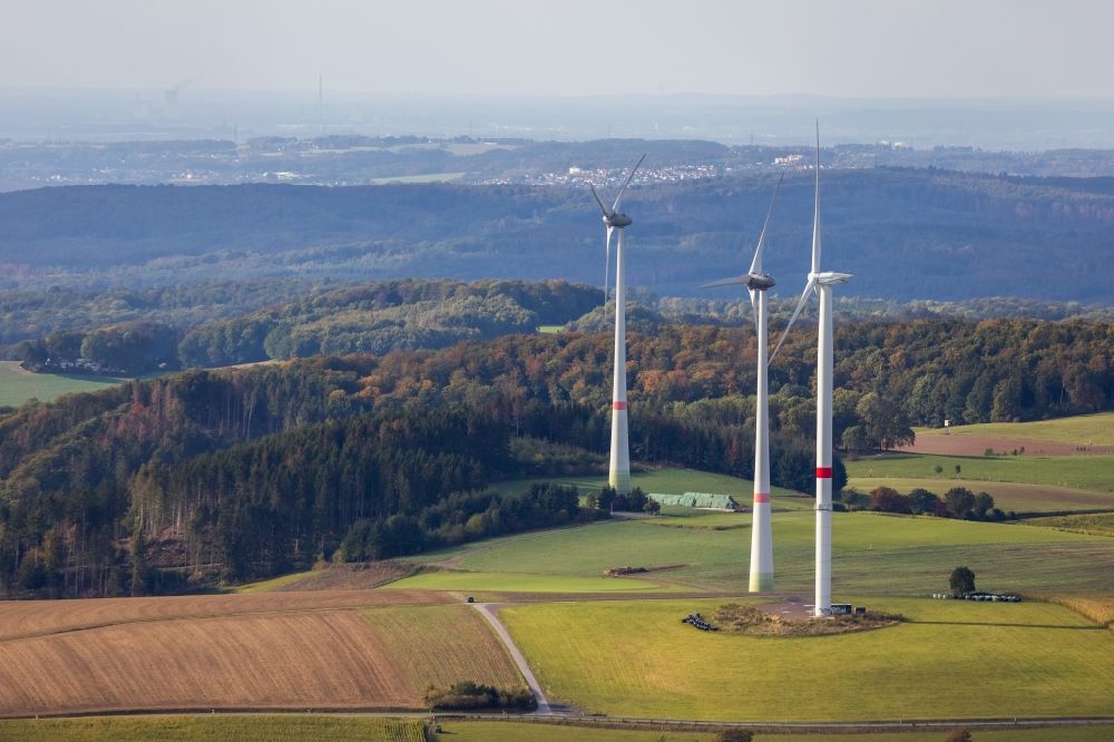 Sundern (Sauerland) von oben - Windkrafträder auf einem Feld bei Sundern im Bundesland Nordrhein-Westfalen, Deutschland