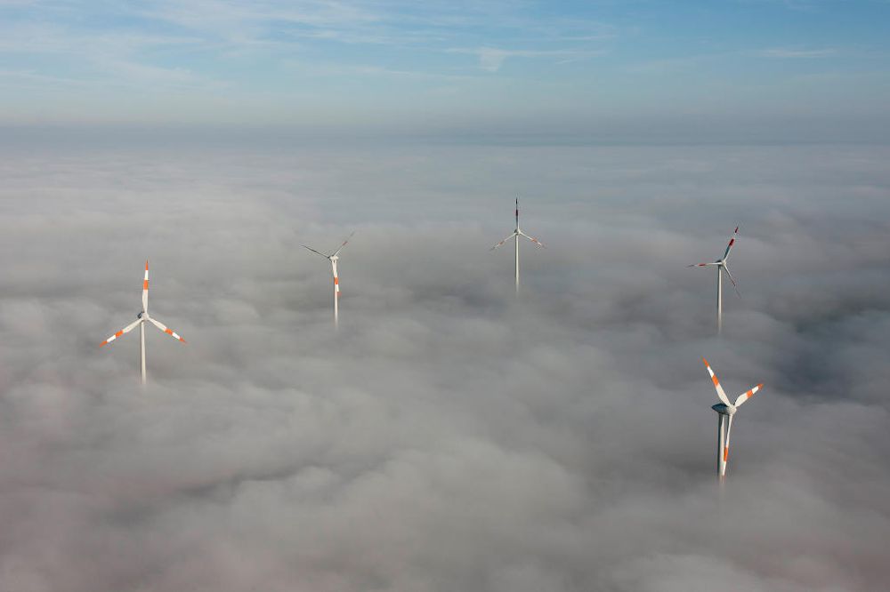 Luftaufnahme Bretleben - Windkrafträder im Herbstwetter mit Hochnebel - Wolkendecke bei Bretleben in Thüringen