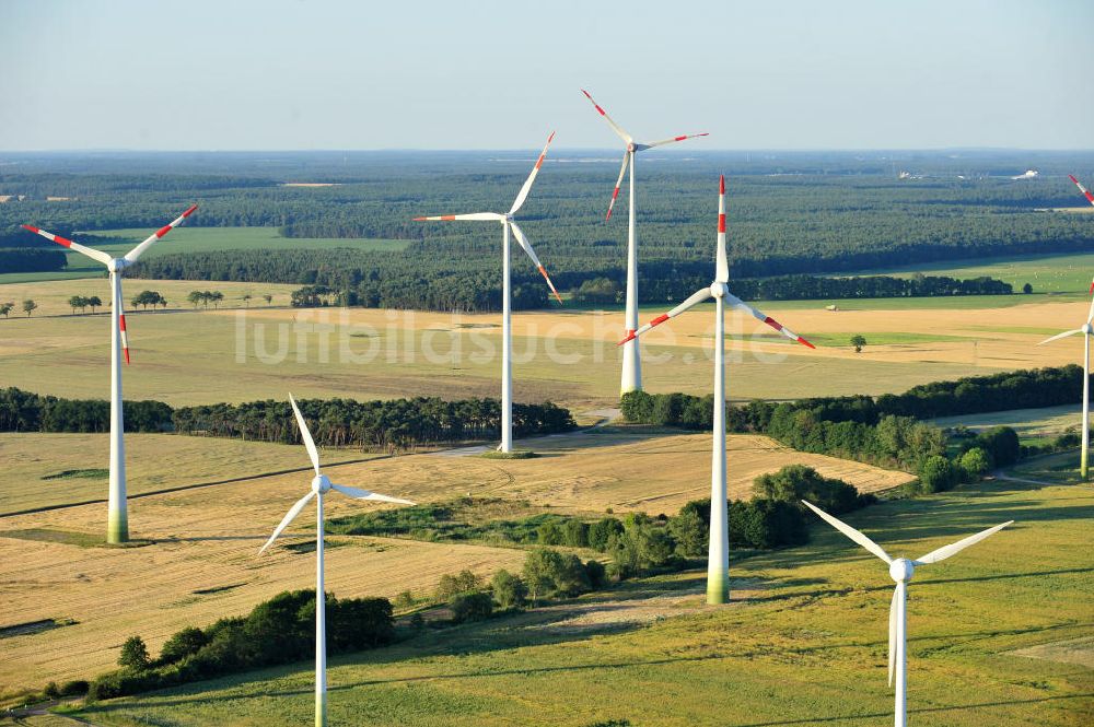 Woltersdorf aus der Vogelperspektive: Windkrafträder eines Windkraftwerkes auf den abgeernteten Feldern bei Woltersdorf