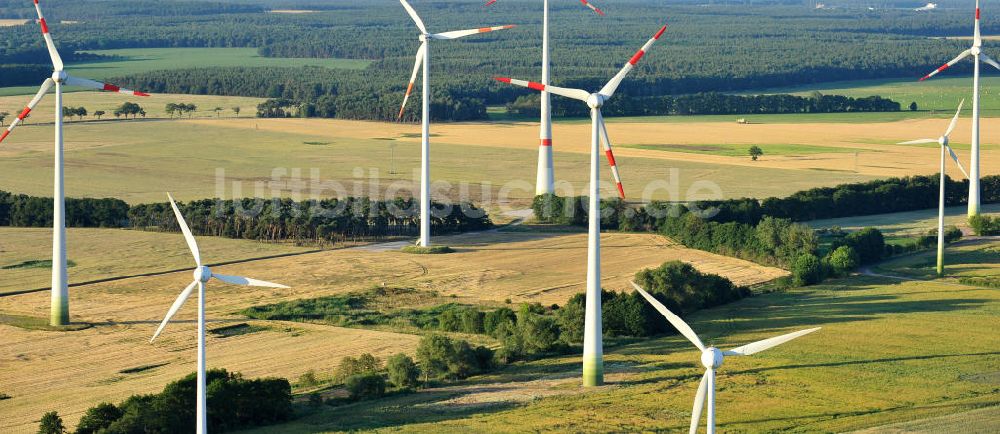 Woltersdorf von oben - Windkrafträder eines Windkraftwerkes auf den abgeernteten Feldern bei Woltersdorf
