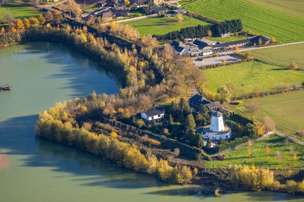 Luftbild Neukirchen-Vluyn - Windmühle am Gehöft eines Bauernhofes im Ortsteil Neukirchen in Neukirchen-Vluyn im Bundesland Nordrhein-Westfalen, Deutschland