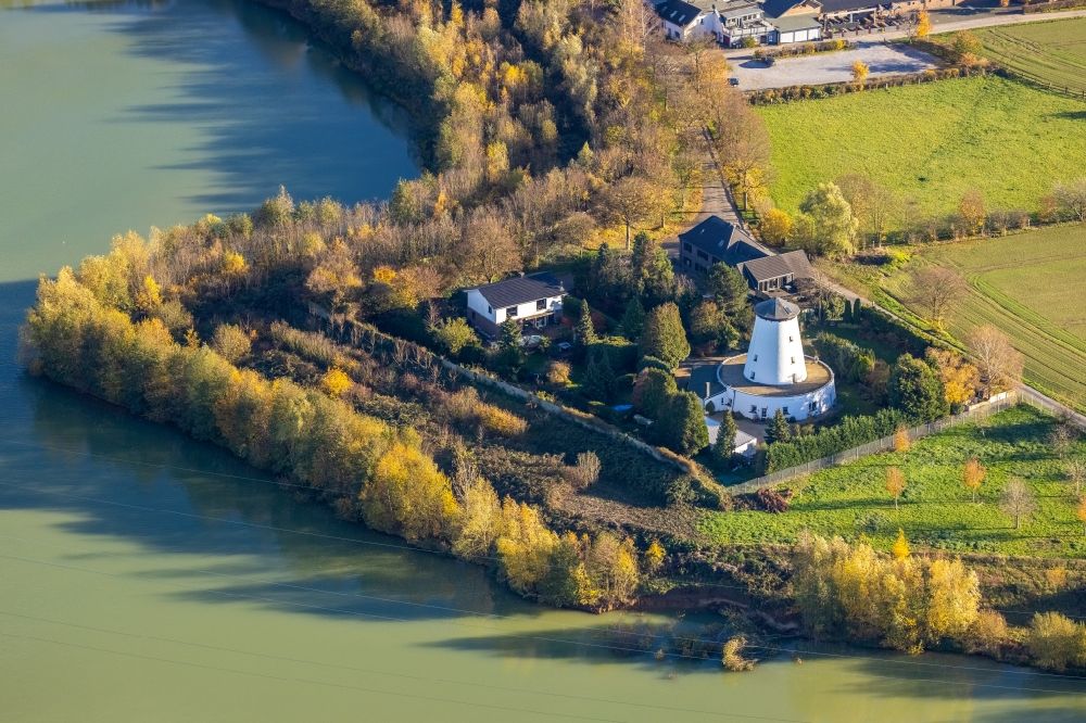 Luftaufnahme Neukirchen-Vluyn - Windmühle am Gehöft eines Bauernhofes im Ortsteil Neukirchen in Neukirchen-Vluyn im Bundesland Nordrhein-Westfalen, Deutschland