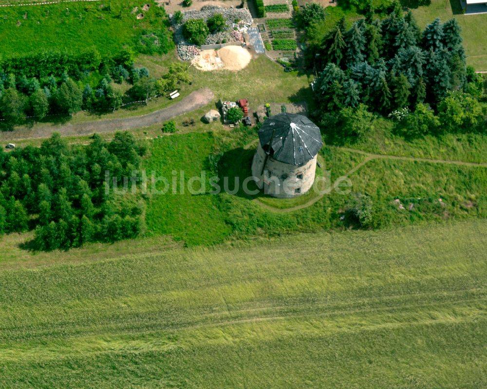 Weißig am Raschütz von oben - Windmühle am Gehöft eines Bauernhofes in Weißig am Raschütz im Bundesland Sachsen, Deutschland