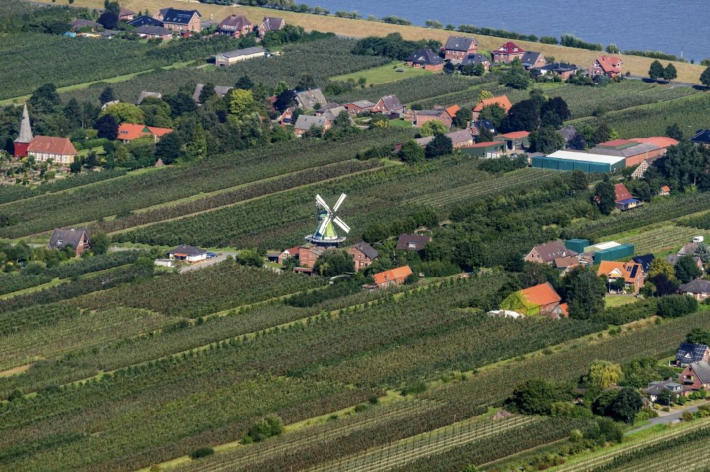 Luftaufnahme Hollern-Twielenfleth - Windmühle am Gehöft eines Obsthofes in Hollern-Twielenfleth im Bundesland Niedersachsen, Deutschland