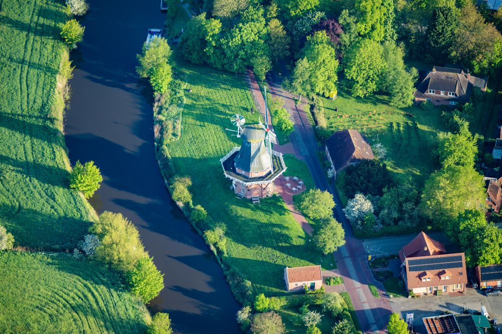 Krummhörn aus der Vogelperspektive: Windmühle Grüne Mühle in Greetsiel im Bundesland Niedersachsen, Deutschland