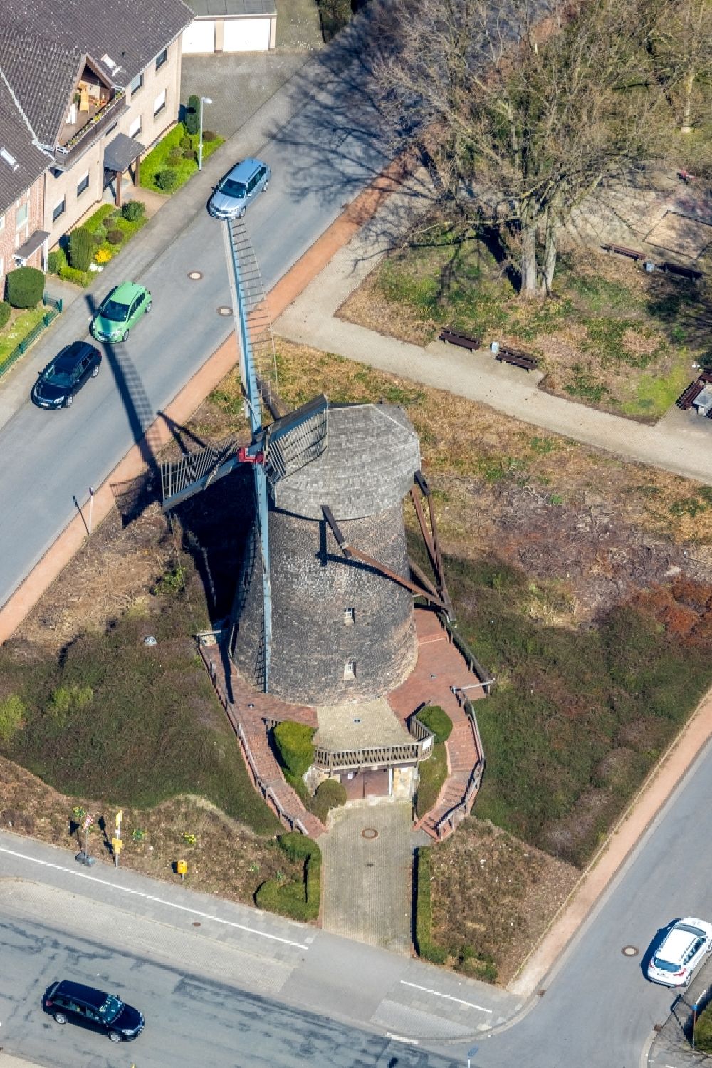 Luftaufnahme Dinslaken - Windmühle an der Riemenschneiderstraße in Dinslaken im Bundesland Nordrhein-Westfalen, Deutschland