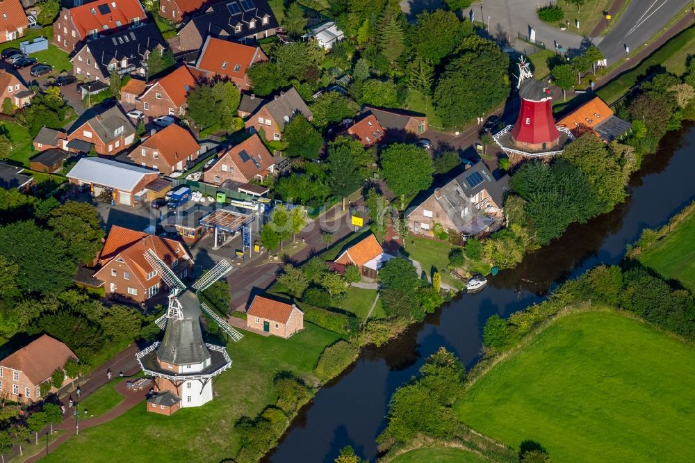 Greetsiel aus der Vogelperspektive: Windmühlen Am Alten Greetsieler Sieltief in Greetsiel im Bundesland Niedersachsen, Deutschland