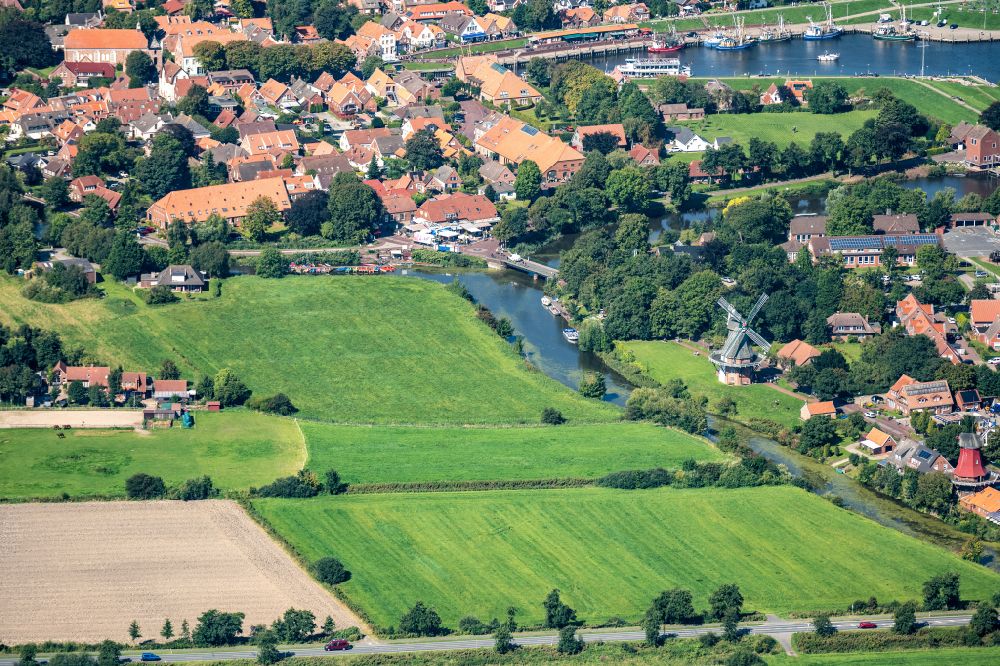 Luftbild Greetsiel - Windmühlen Am Alten Greetsieler Sieltief in Greetsiel im Bundesland Niedersachsen, Deutschland