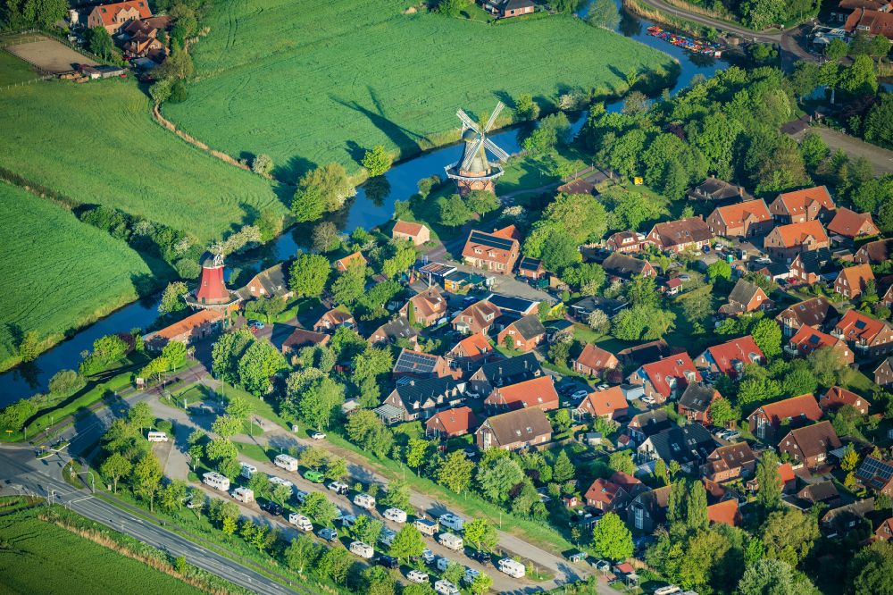 Luftbild Greetsiel - Windmühlen Grüne und Rote Am Alten Greetsieler Sieltief in Greetsiel im Bundesland Niedersachsen, Deutschland