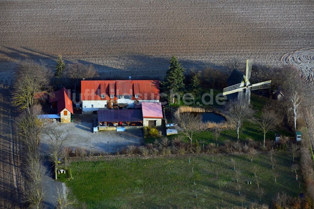 Donndorf aus der Vogelperspektive: Windmühle am Gehöft eines Bauernhofes bei Donndorf im Bundesland Thüringen, Deutschland