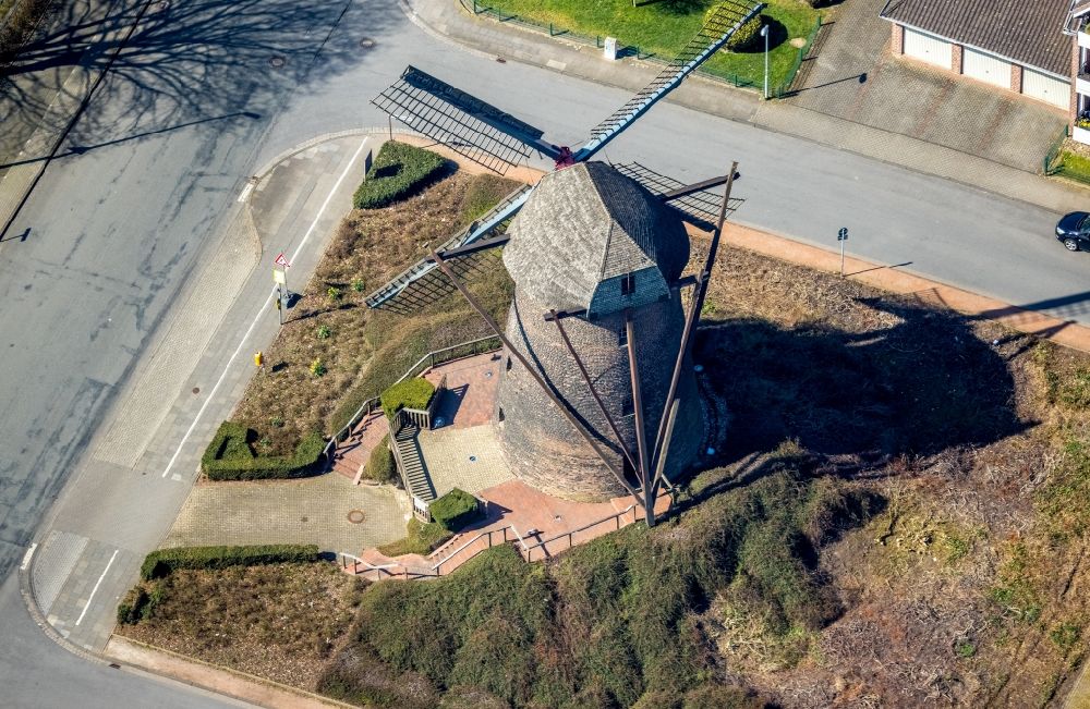 Dinslaken von oben - Windmühle an der Riemenschneiderstraße in Dinslaken im Bundesland Nordrhein-Westfalen, Deutschland