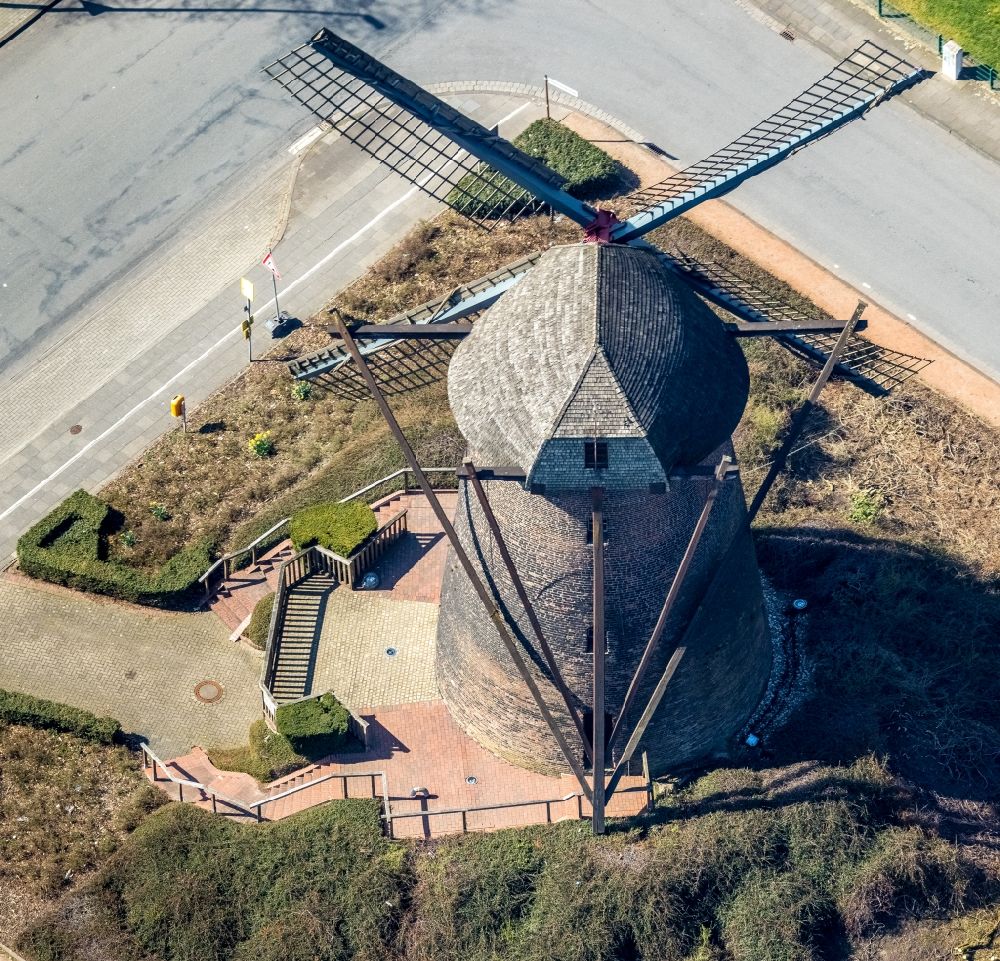 Dinslaken aus der Vogelperspektive: Windmühle an der Riemenschneiderstraße in Dinslaken im Bundesland Nordrhein-Westfalen, Deutschland
