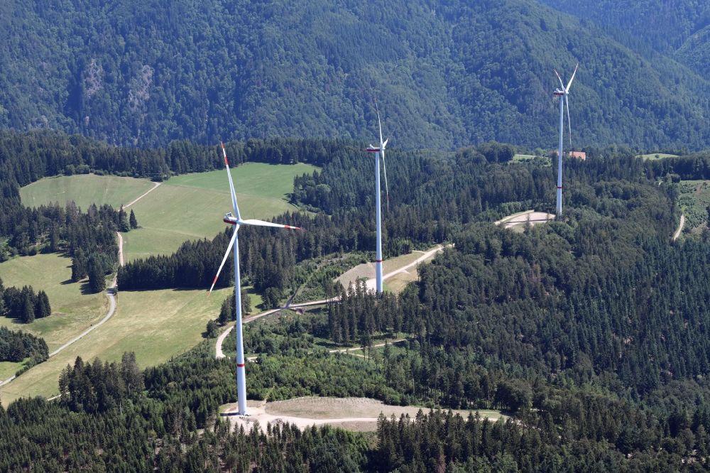 Schopfheim aus der Vogelperspektive: Windpark mit drei Windrädern auf dem Bergrücken Glaserkopf im Südschwarzwald in Hasel im Bundesland Baden-Württemberg
