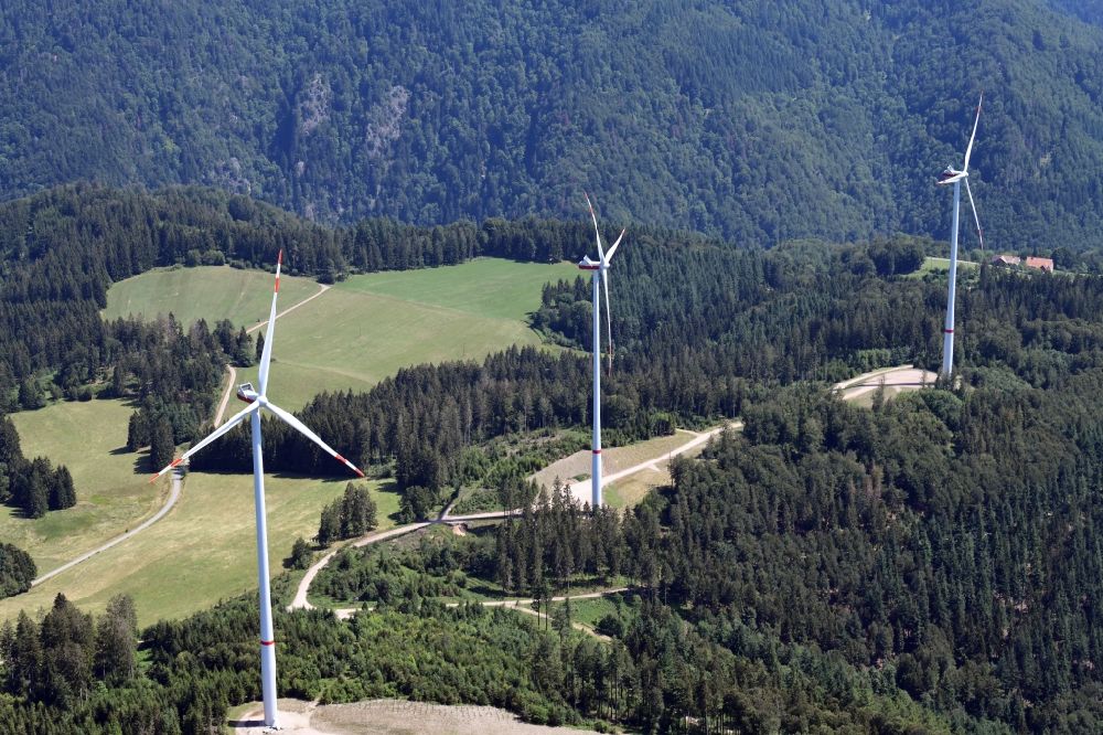 Luftaufnahme Schopfheim - Windpark mit drei Windrädern auf dem Bergrücken Glaserkopf im Südschwarzwald in Hasel im Bundesland Baden-Württemberg
