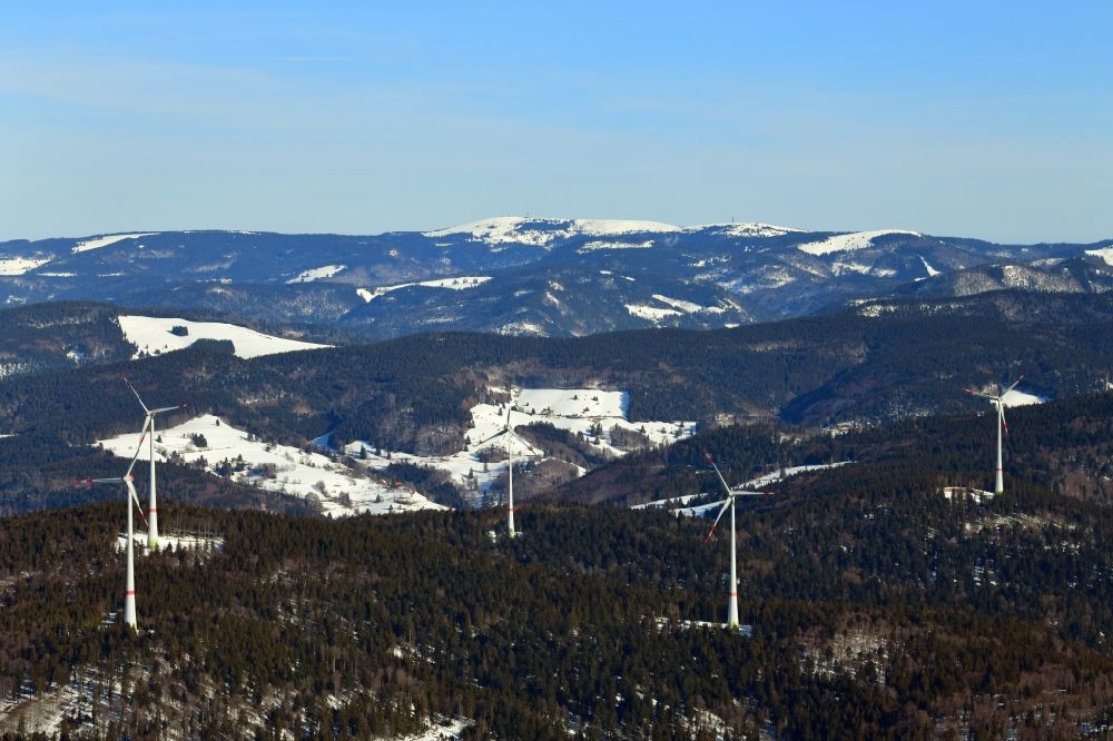 Luftaufnahme Schopfheim - Windpark im verschneiten Südschwarzwald auf dem Rohrenkopf im Schopfheimer Ortsteil Gersbach im Bundesland Baden-Württemberg