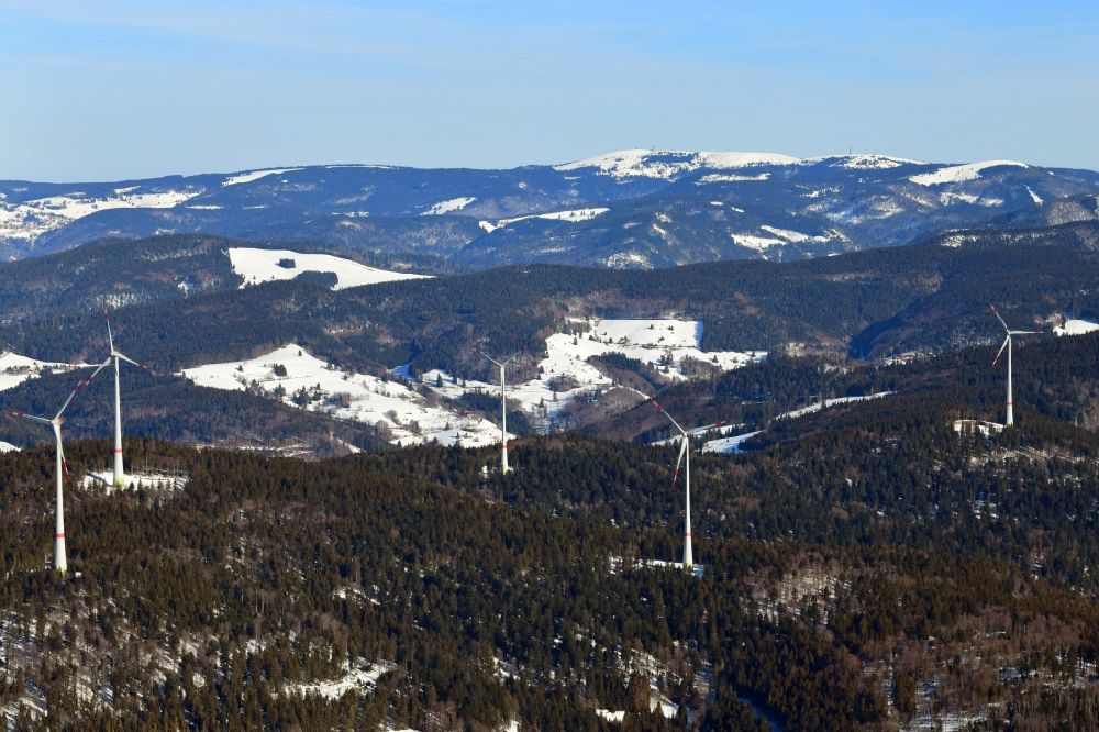 Schopfheim aus der Vogelperspektive: Windpark im verschneiten Südschwarzwald auf dem Rohrenkopf im Schopfheimer Ortsteil Gersbach im Bundesland Baden-Württemberg