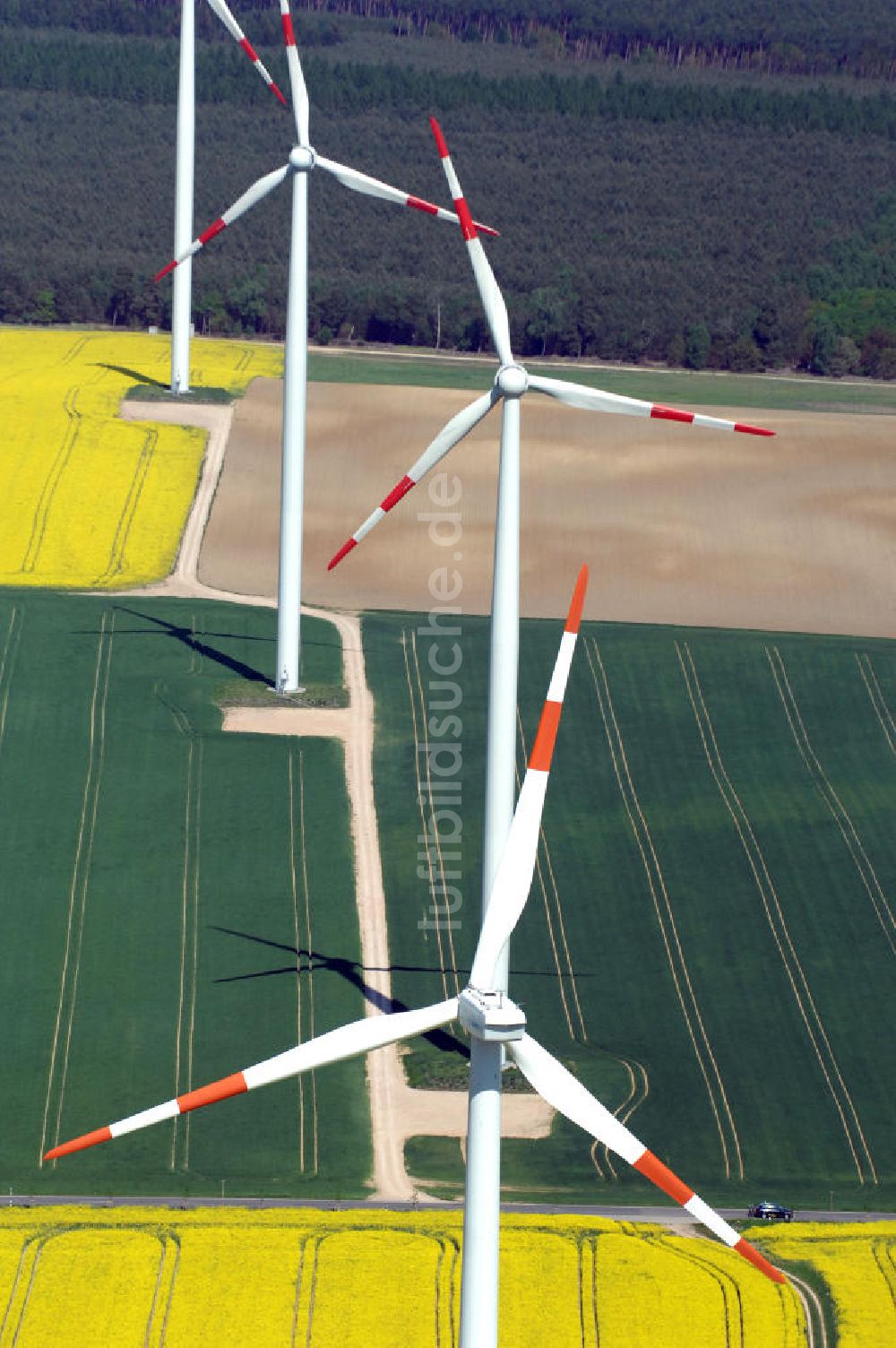 Luftaufnahme Pinnow - Windpark mit Windkrafträdern am Verlauf der Ortsumfahrung der Bundesstrasse B 2 bei Pinnow