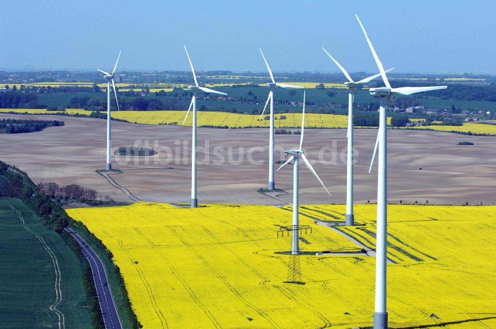 Pinnow von oben - Windpark mit Windkrafträdern am Verlauf der Ortsumfahrung der Bundesstrasse B 2 bei Pinnow