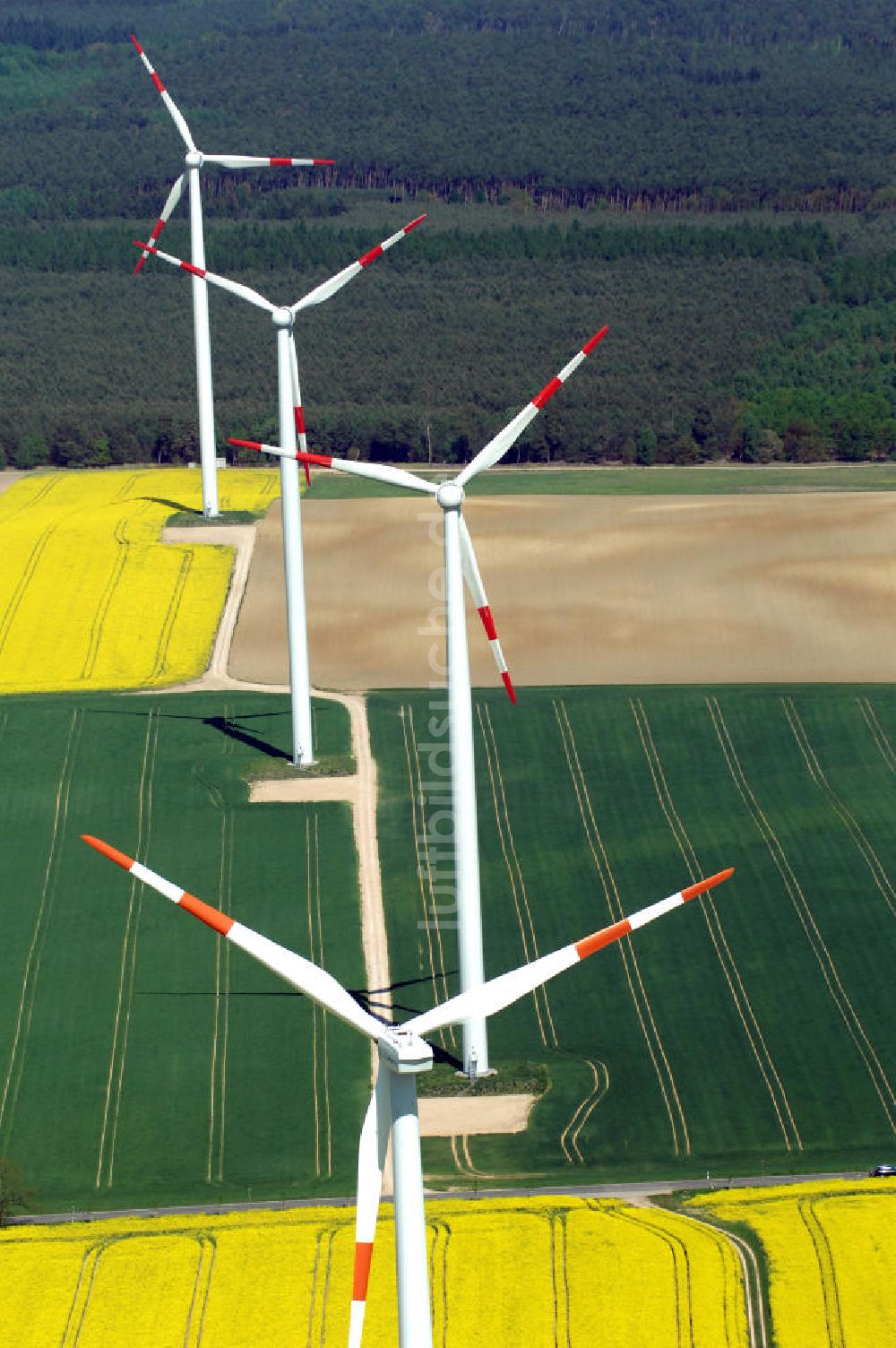 Luftbild Pinnow - Windpark mit Windkrafträdern am Verlauf der Ortsumfahrung der Bundesstrasse B 2 bei Pinnow