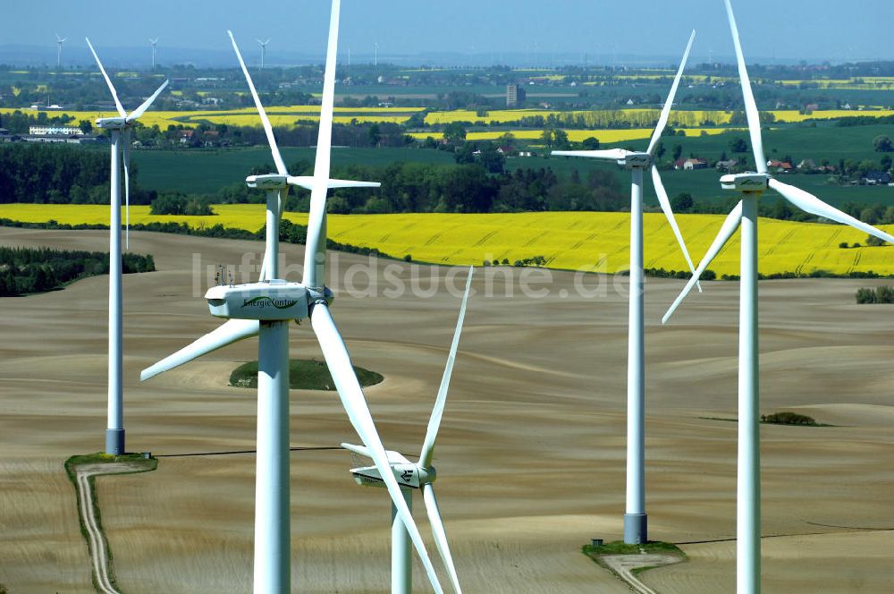 Luftaufnahme Pinnow - Windpark mit Windkrafträdern am Verlauf der Ortsumfahrung der Bundesstrasse B 2 bei Pinnow