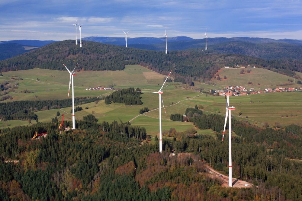 Hasel aus der Vogelperspektive: Windparks im Südschwarzwald auf dem Glaserkopf bei Hasel im Bundesland Baden-Württemberg und Rohrenkopf (dahinter) bei Gersbach