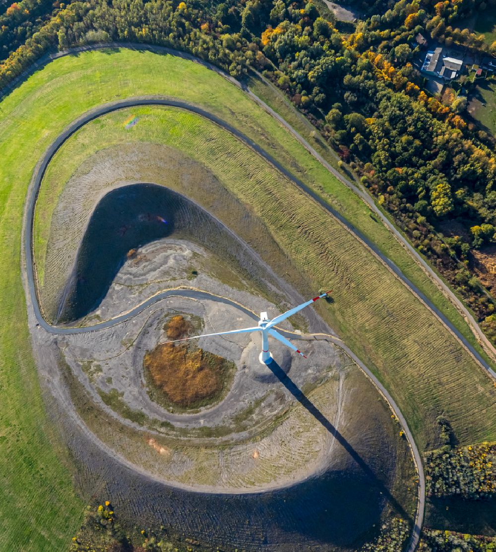 Gladbeck aus der Vogelperspektive: Windrad auf dem Abraum- Halden- Hügel der Mottbruchhalde in Gladbeck im Bundesland Nordrhein-Westfalen, Deutschland