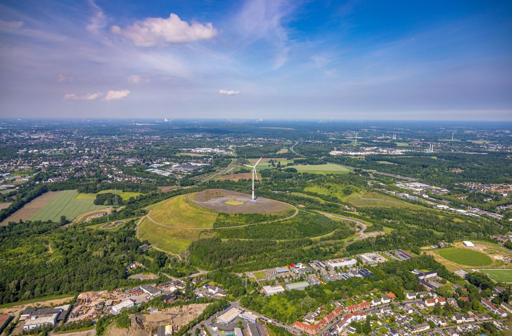 Gladbeck von oben - Windrad auf dem Abraum- Halden- Hügel der Mottbruchhalde in Gladbeck im Bundesland Nordrhein-Westfalen, Deutschland