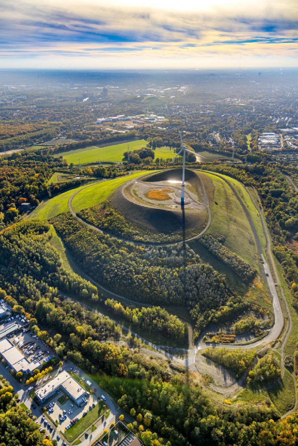 Luftaufnahme Gladbeck - Windrad auf dem Abraum- Halden- Hügel der Mottbruchhalde in Gladbeck im Bundesland Nordrhein-Westfalen, Deutschland