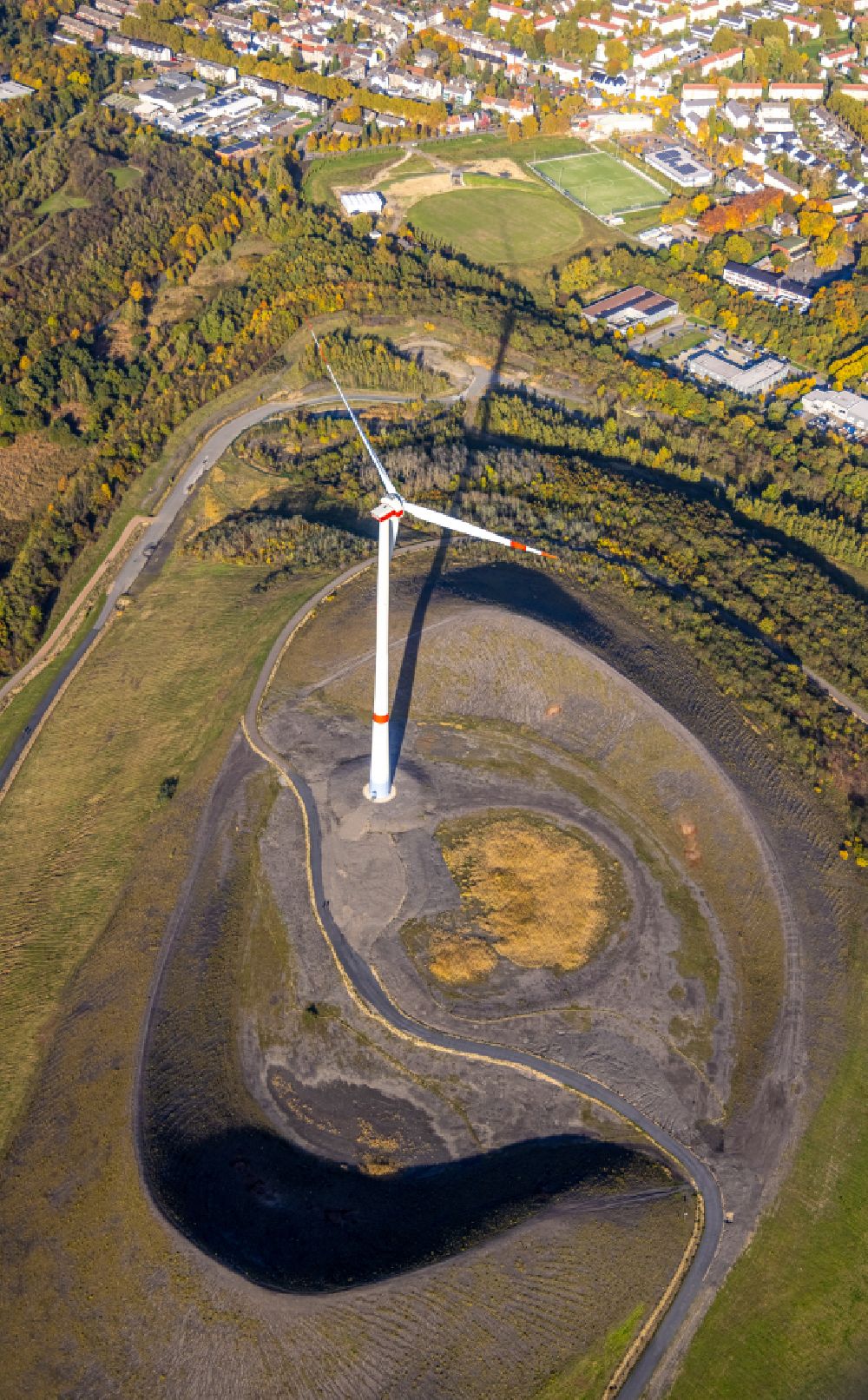 Luftaufnahme Gladbeck - Windrad auf dem Abraum- Halden- Hügel der Mottbruchhalde in Gladbeck im Bundesland Nordrhein-Westfalen, Deutschland