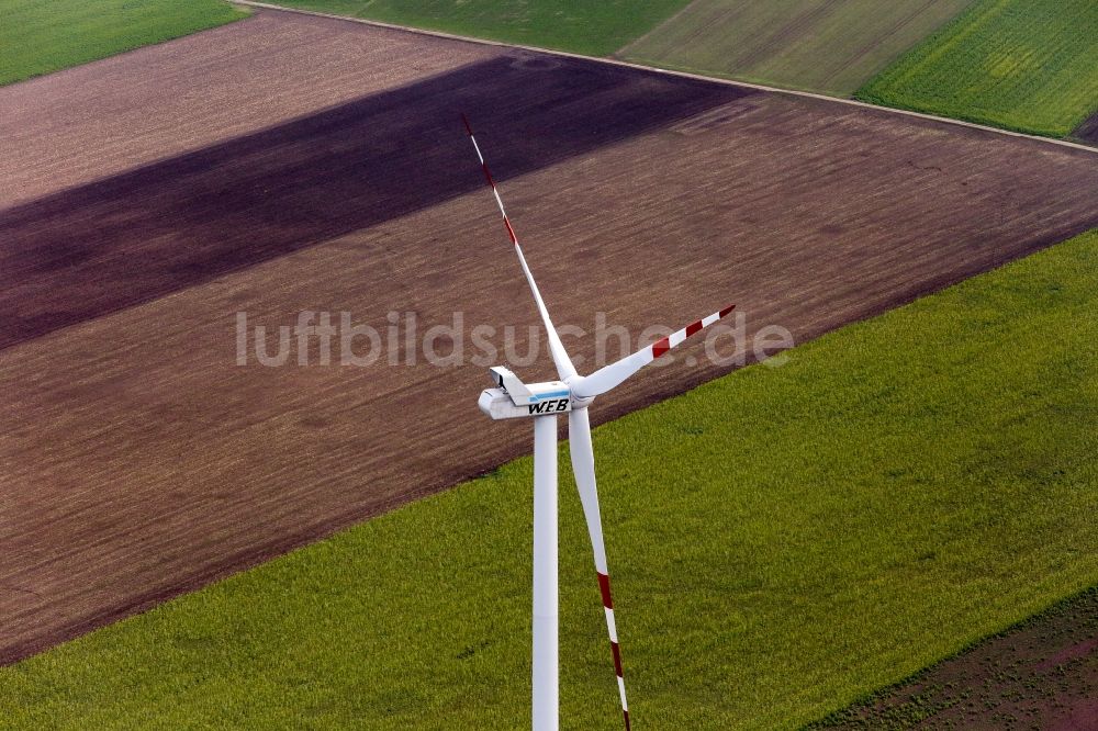 Luftbild Deutsch-Wagram - Windrad- auf einem Feld in Deutsch-Wagram in Niederösterreich, Österreich