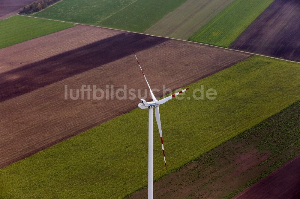 Luftaufnahme Deutsch-Wagram - Windrad- auf einem Feld in Deutsch-Wagram in Niederösterreich, Österreich