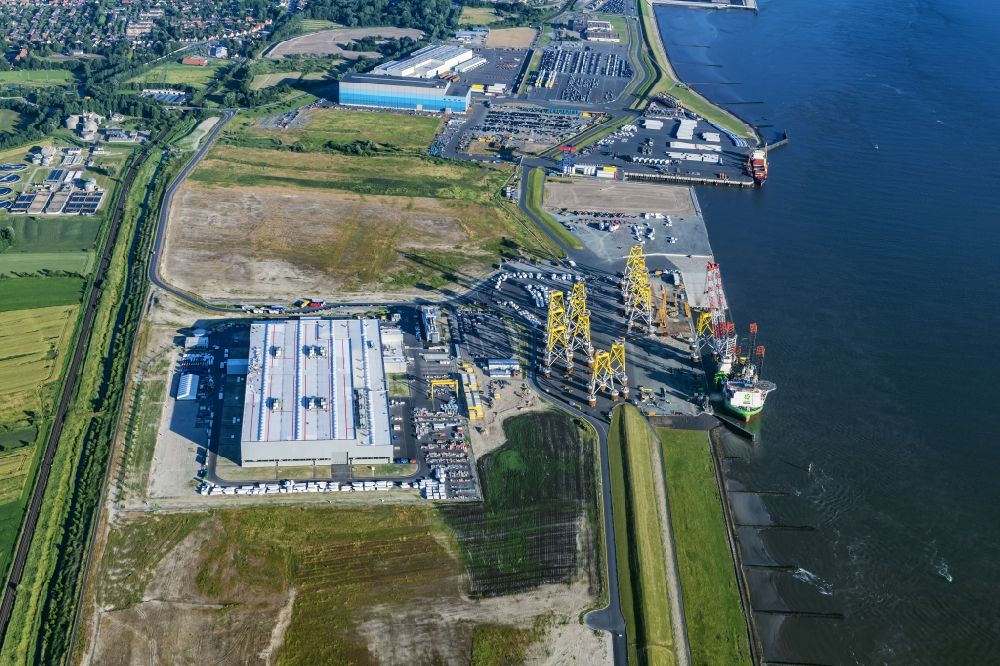 Cuxhaven aus der Vogelperspektive: Windrad- Montage und Produktionsstätte in Cuxhaven im Bundesland Niedersachsen, Deutschland