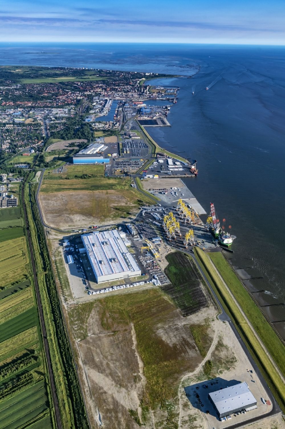 Luftaufnahme Cuxhaven - Windrad- Montage und Produktionsstätte in Cuxhaven im Bundesland Niedersachsen, Deutschland