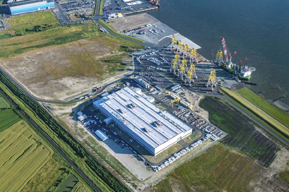 Cuxhaven aus der Vogelperspektive: Windrad- Montage und Produktionsstätte in Cuxhaven im Bundesland Niedersachsen, Deutschland