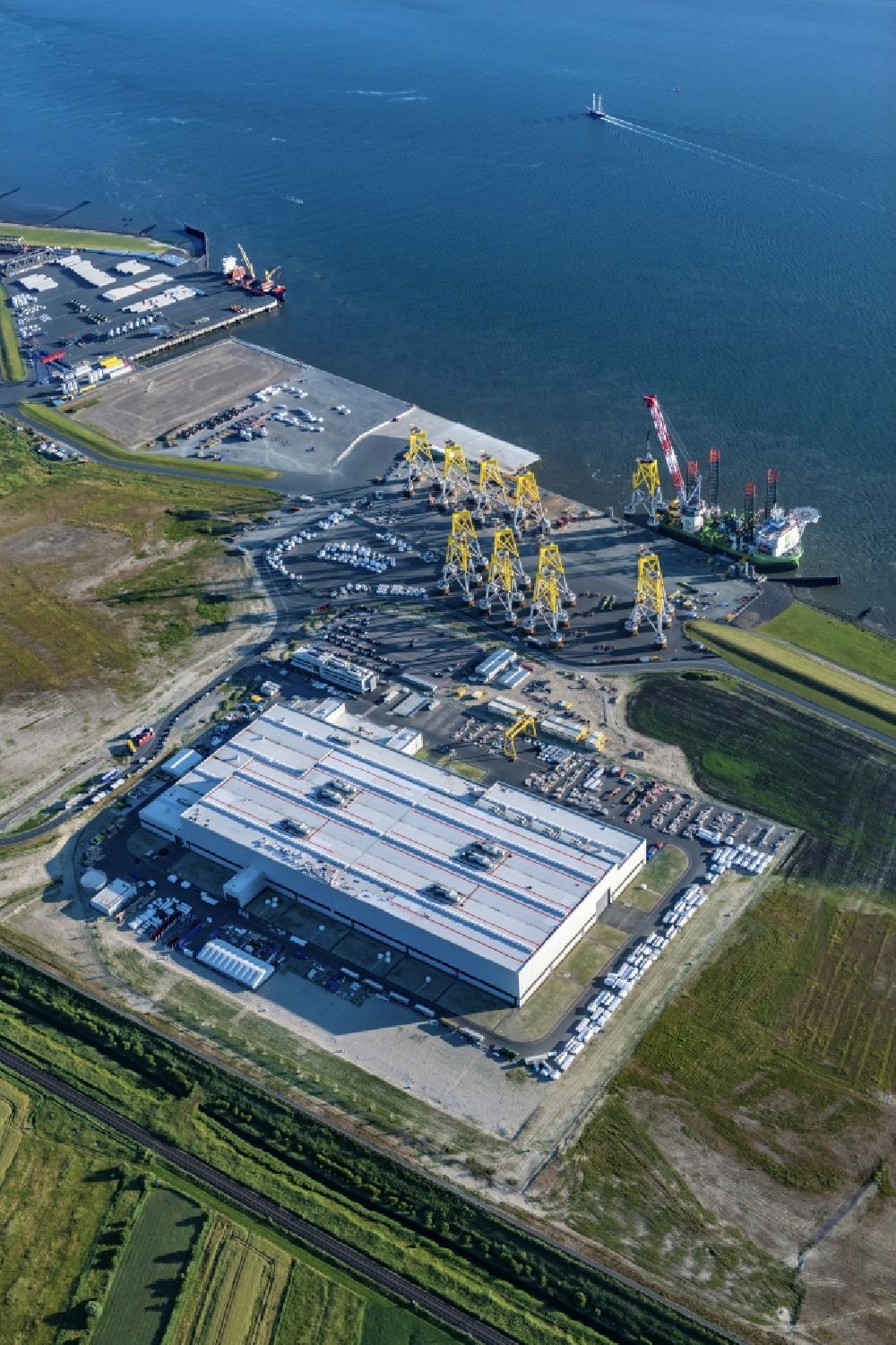 Luftbild Cuxhaven - Windrad- Montage und Produktionsstätte in Cuxhaven im Bundesland Niedersachsen, Deutschland