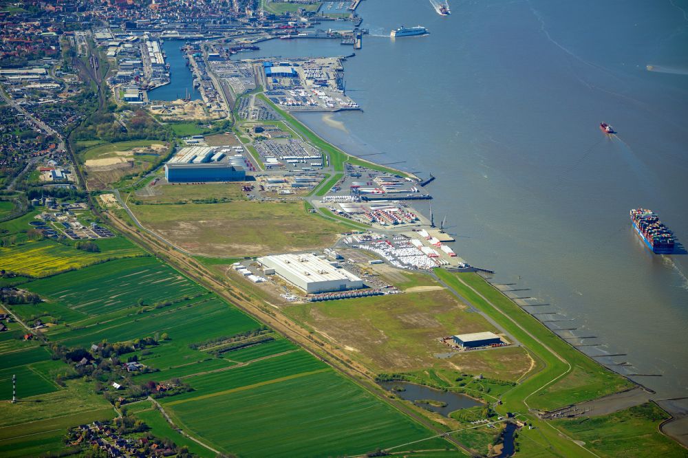 Cuxhaven aus der Vogelperspektive: Windrad- Montage und Produktionsstätte Siemens Gamesa Renewable Energy in Cuxhaven im Bundesland Niedersachsen, Deutschland