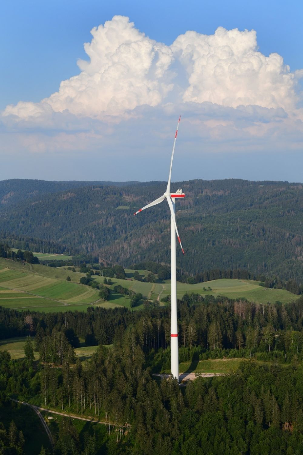 Hasel aus der Vogelperspektive: Windrad im Windpark auf dem Bergrücken Glaserkopf im Südschwarzwald in Hasel im Bundesland Baden-Württemberg