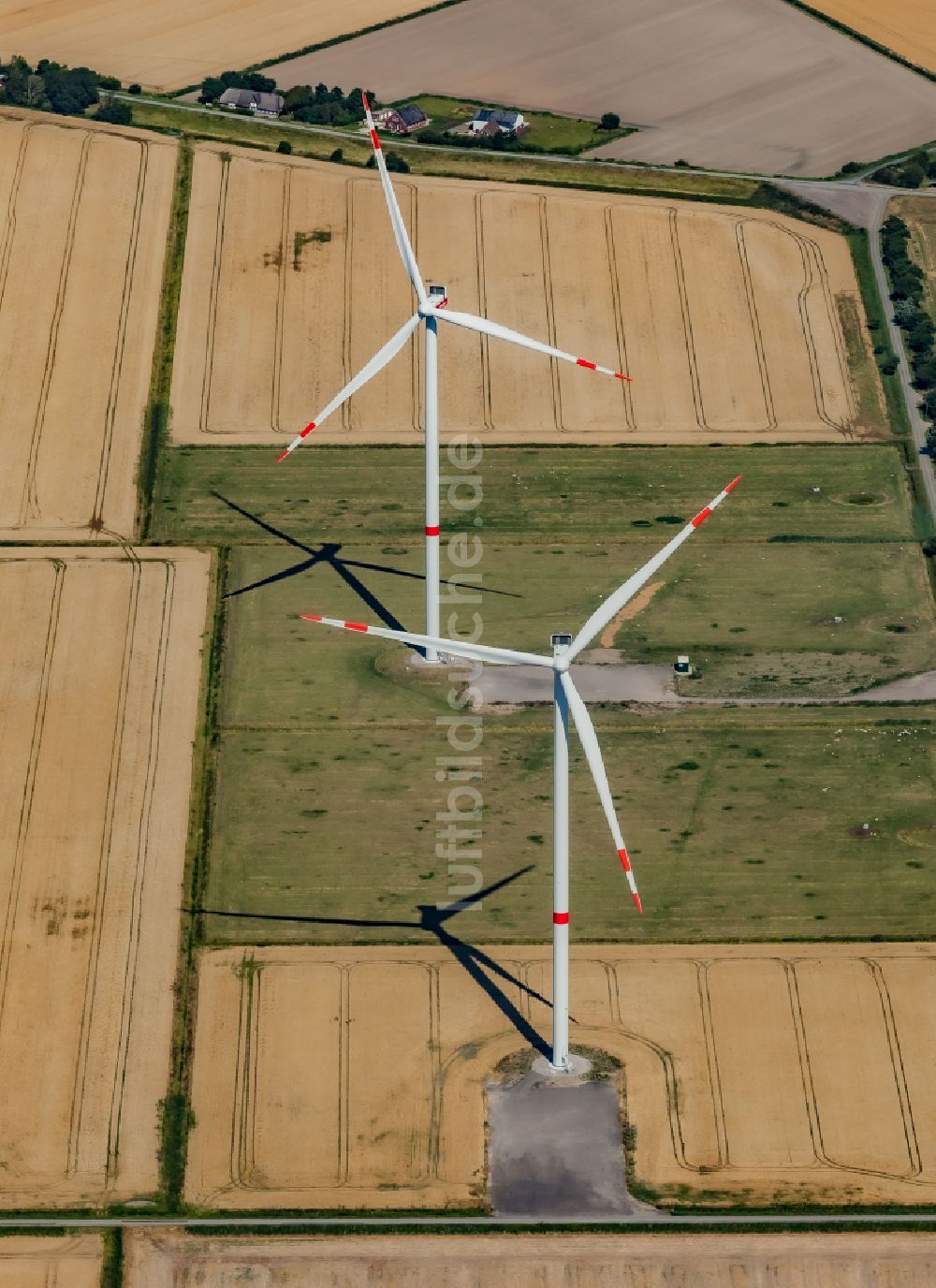 Luftbild Dagebüll - Windräder am Rande des Dorfkernes in Dagebüll im Bundesland Schleswig-Holstein, Deutschland