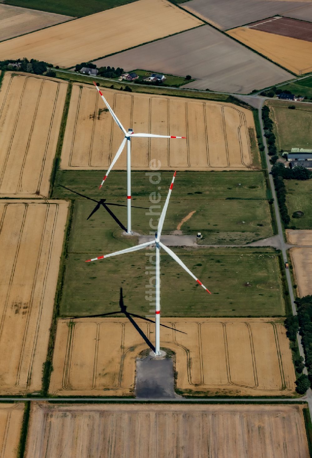 Luftaufnahme Dagebüll - Windräder am Rande des Dorfkernes in Dagebüll im Bundesland Schleswig-Holstein, Deutschland