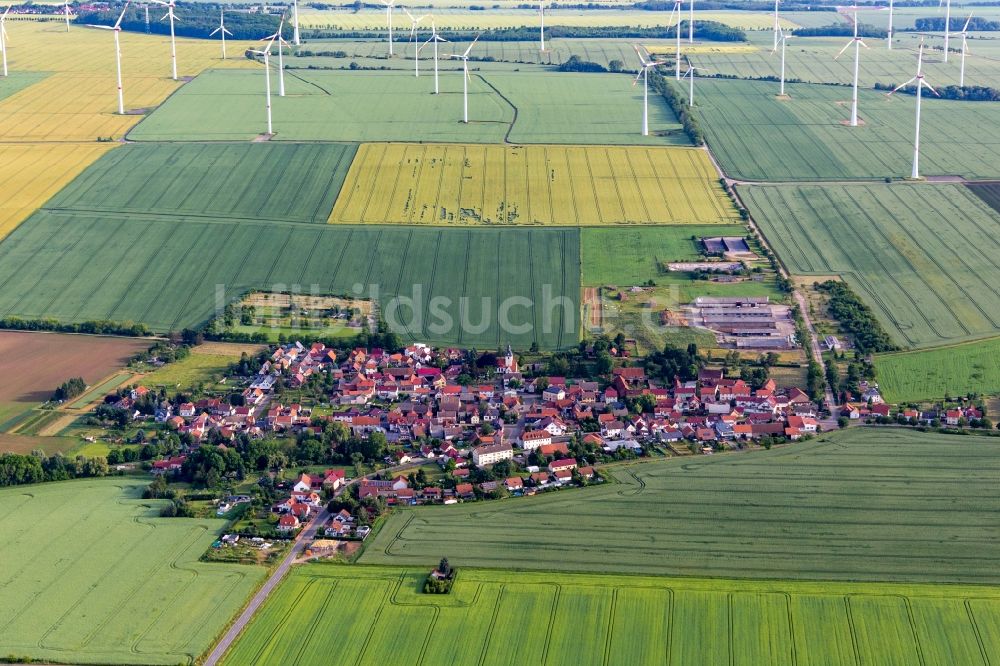 Hochheim aus der Vogelperspektive: Windräder am Rande des Dorfkernes in Hochheim im Bundesland Thüringen, Deutschland