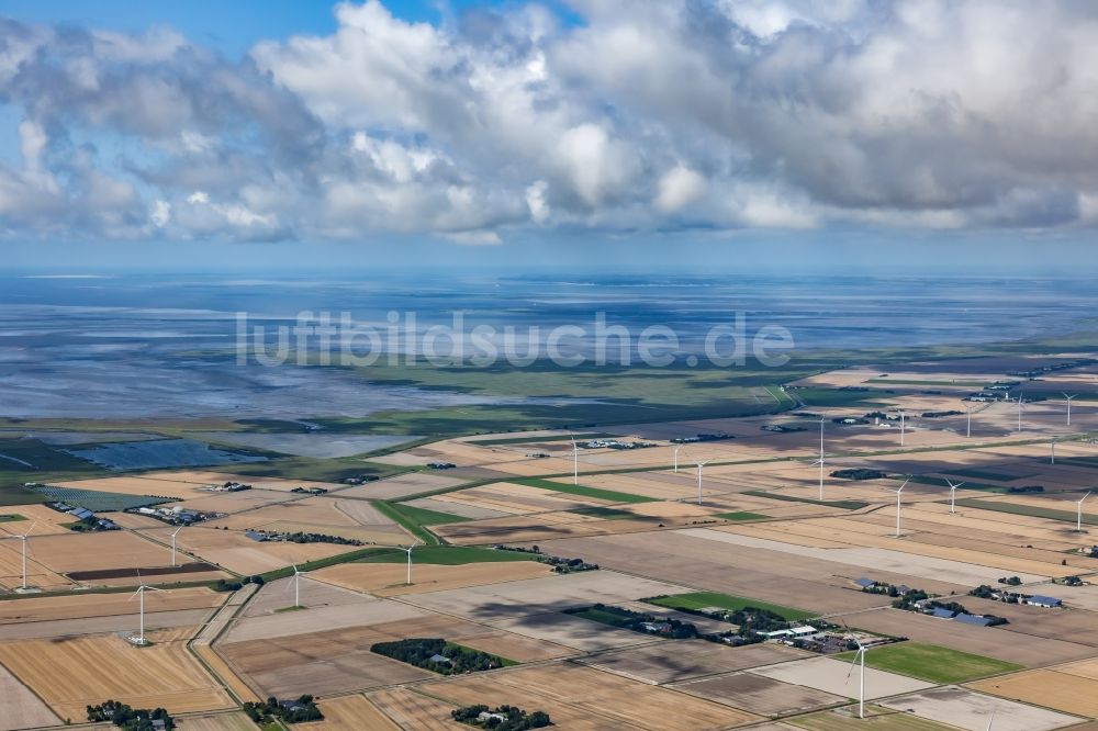 Luftaufnahme Reußenköge - Windräder in Reußenköge auf landwirtschaftlichen Nutzflächen in Nordfriesland im Bundesland Schleswig-Holstein, Deutschland