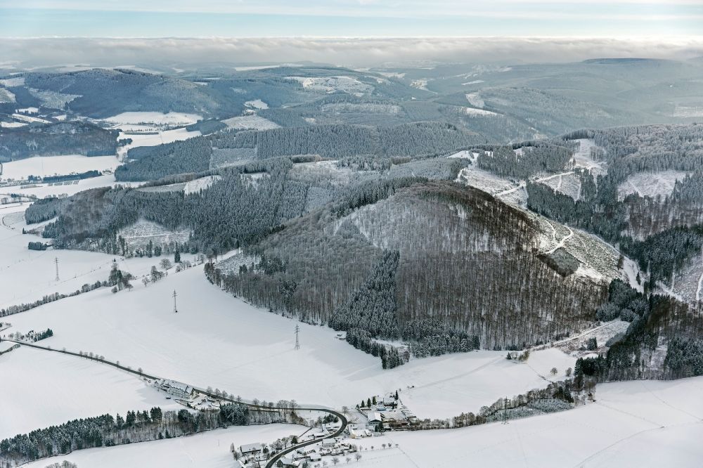 Luftbild Bödefeld - Winter - Landschaft des mir Schnee bedeckten Schmallenberg im Wintersportgebiet Hochsauerland im Sauerland im Bundesland Nordrhein-Westfalen NRW